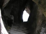 Túnel cavado en la roca en el Camino Inca